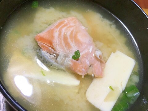 鮭と豆腐の味噌汁